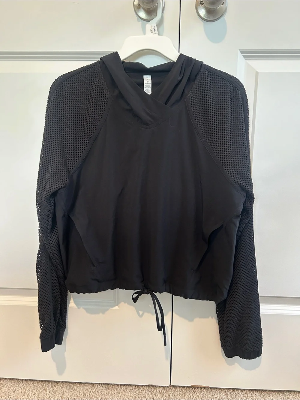 NWOT Lululemon Catch a Breeze Pullover in Black